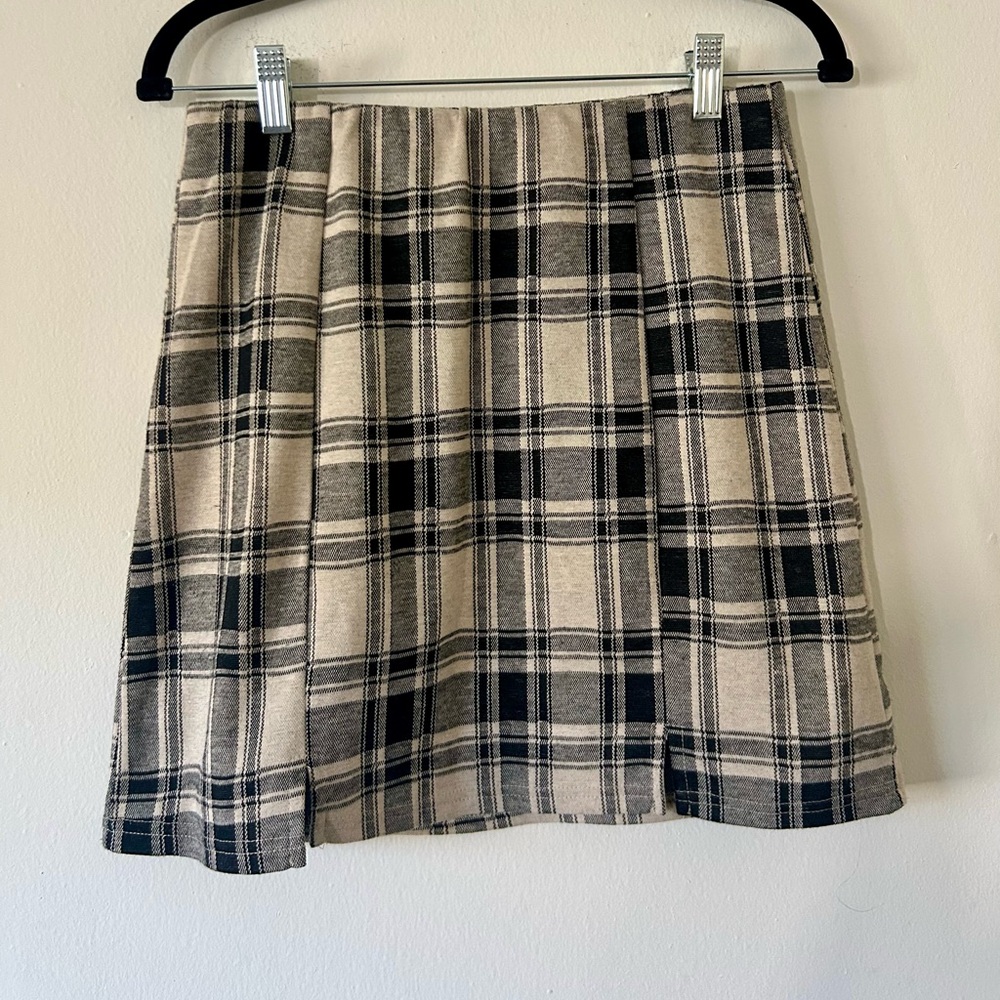 Chic Plaid A-Line Skirt in Black and Cream